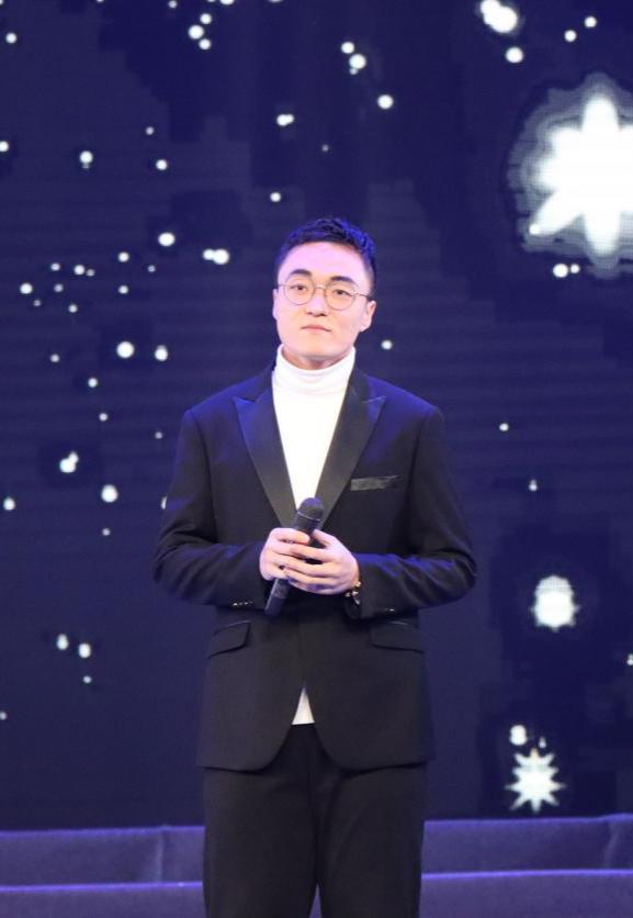 百變舞臺間的文化擺渡人——記黨總支副書記張詩雨的演出經(jīng)紀新篇章